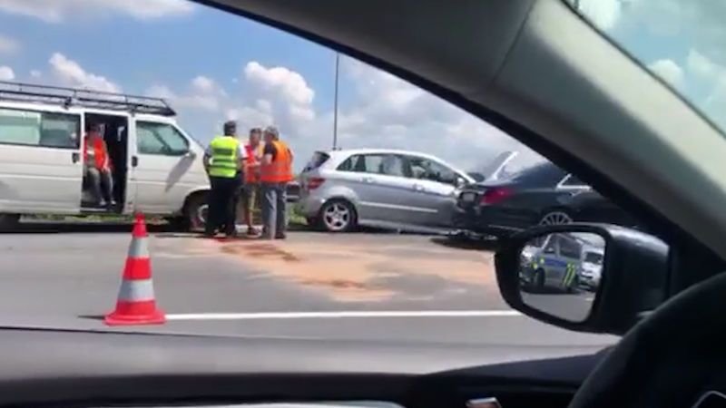 Hromadná nehoda zavřela D1 za Prahou